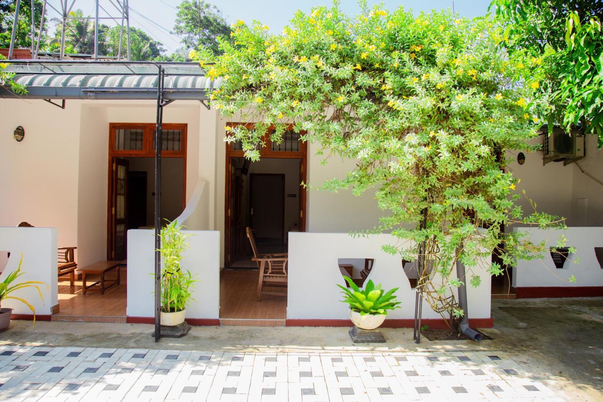 Hispaniola Inn Mirissa Exterior photo
